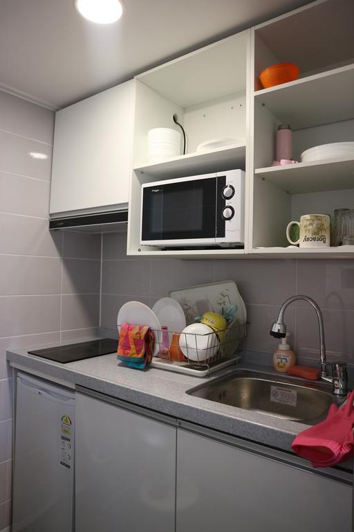 Zzzip Guesthouse In Hongdae Сеул Экстерьер фото