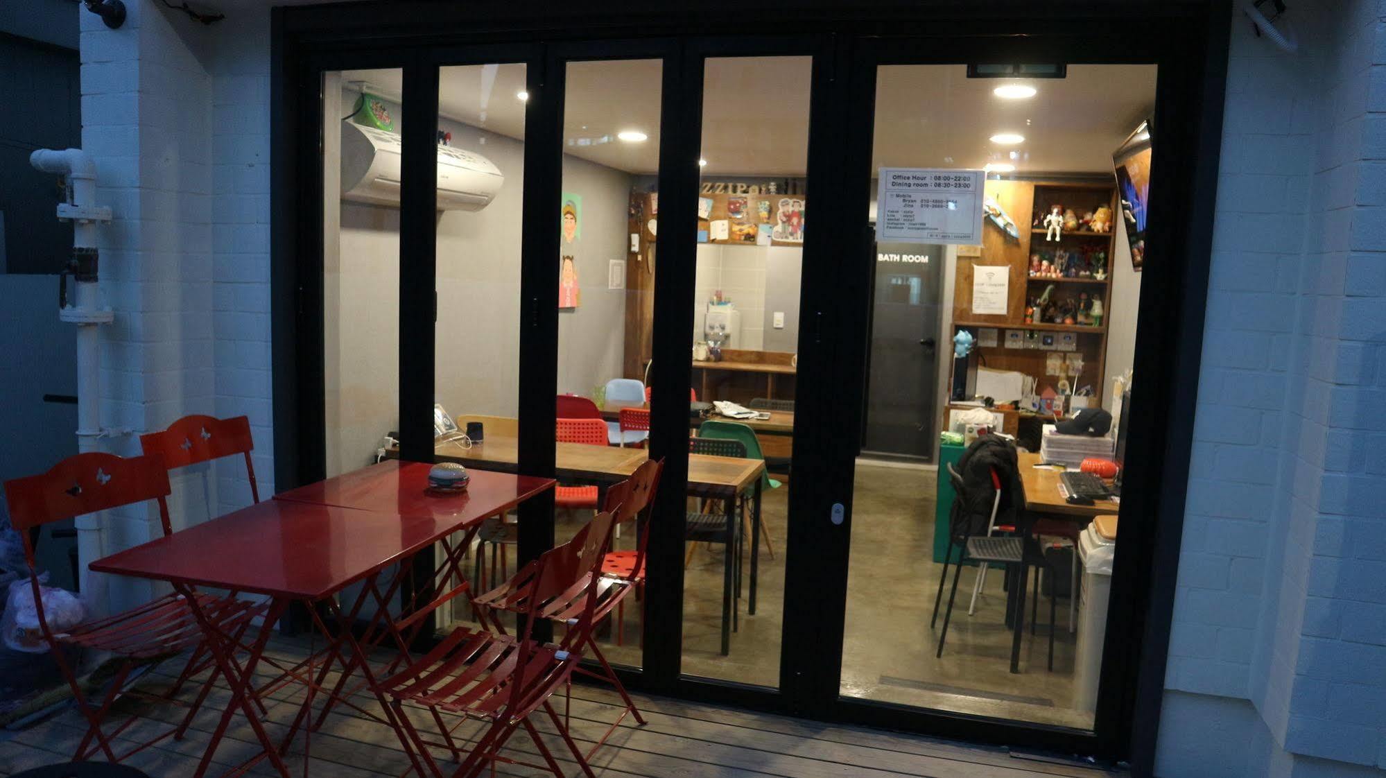 Zzzip Guesthouse In Hongdae Сеул Экстерьер фото