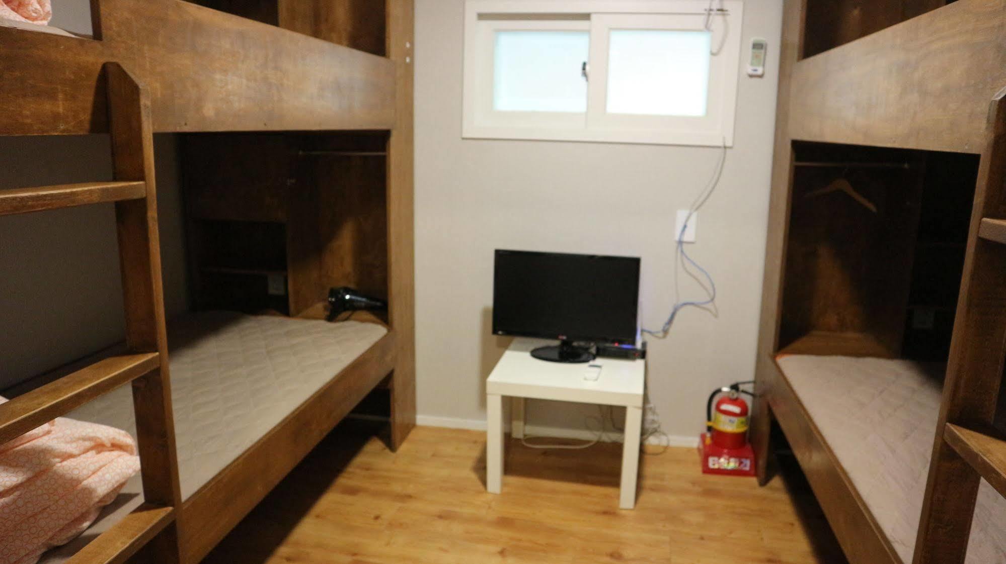 Zzzip Guesthouse In Hongdae Сеул Экстерьер фото