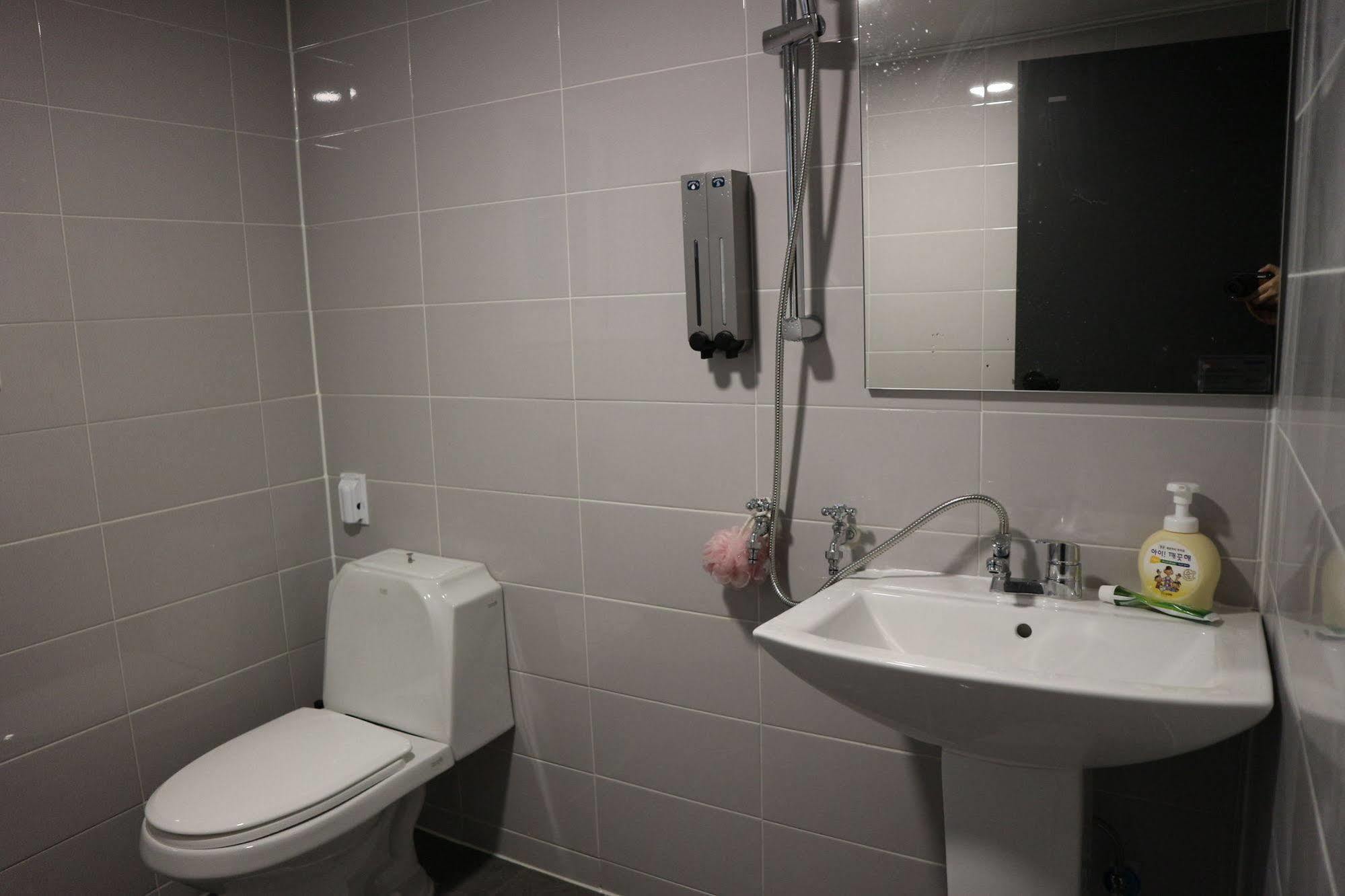 Zzzip Guesthouse In Hongdae Сеул Экстерьер фото